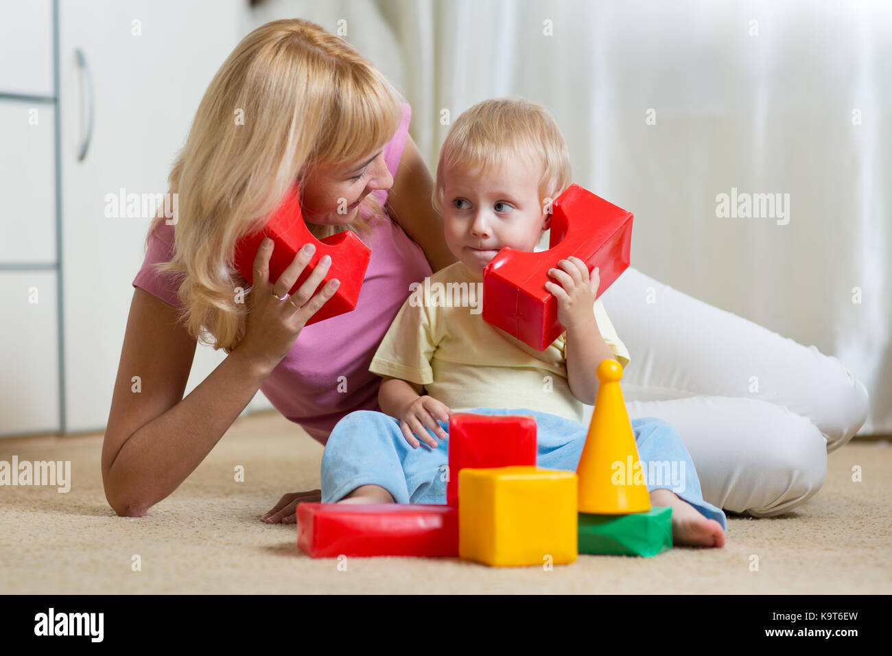 Süße Mutter und Kind Junge Rolle zusammen zu Hause spielen Stockfoto