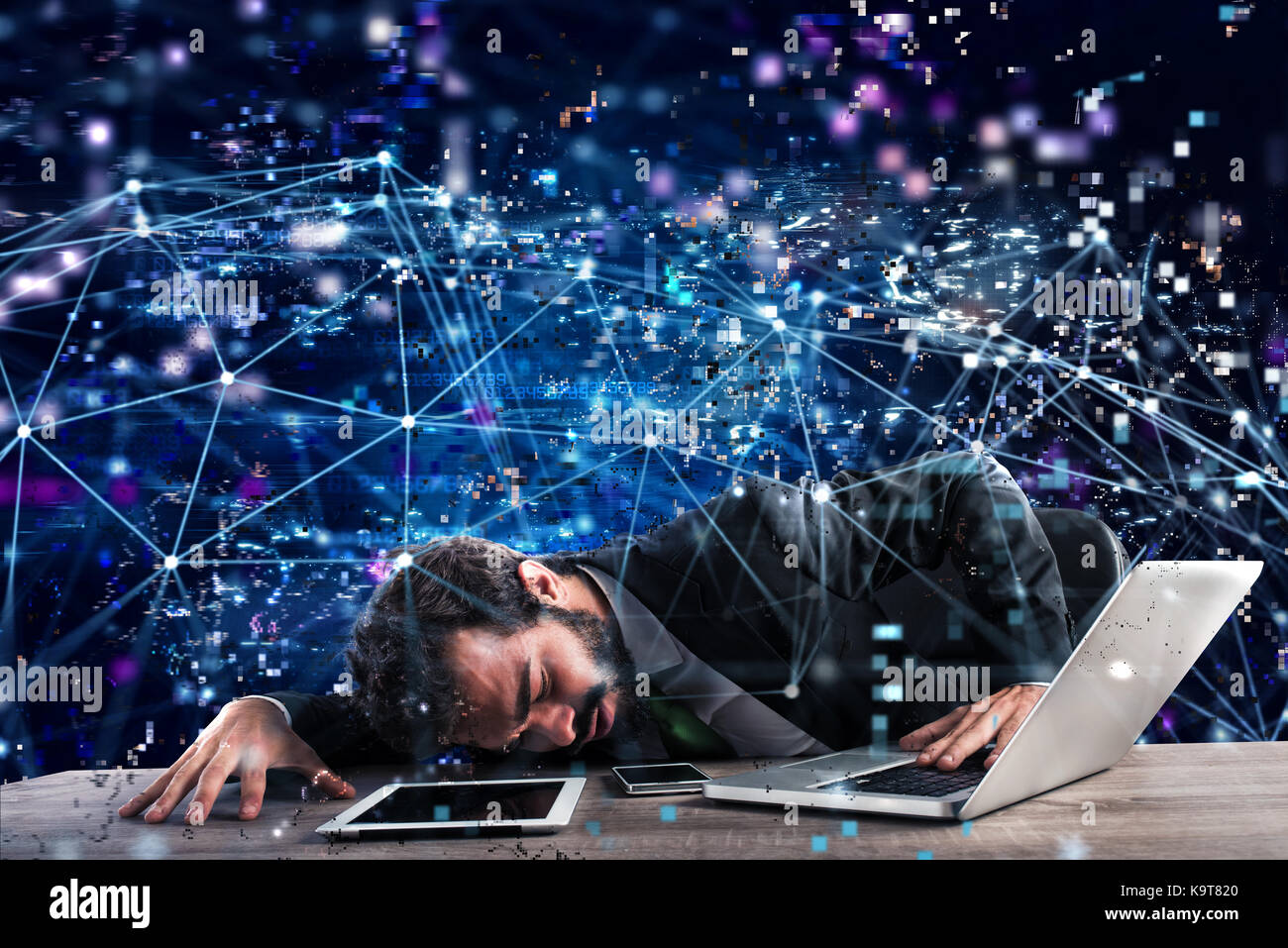 Geschäftsmann in einem Netz gefangen. Begriff der Internetsucht Stockfoto