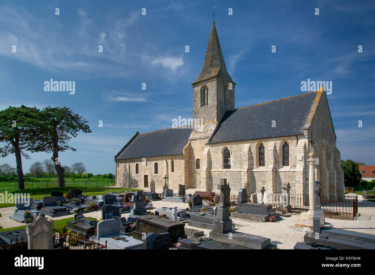 Eglise Saint Pierre, ursprünglich aus dem 11. Jahrhundert, zerstört am D-Day, und umgebaut 1950, St Pierre du Mont, Normandie, Frankreich Stockfoto