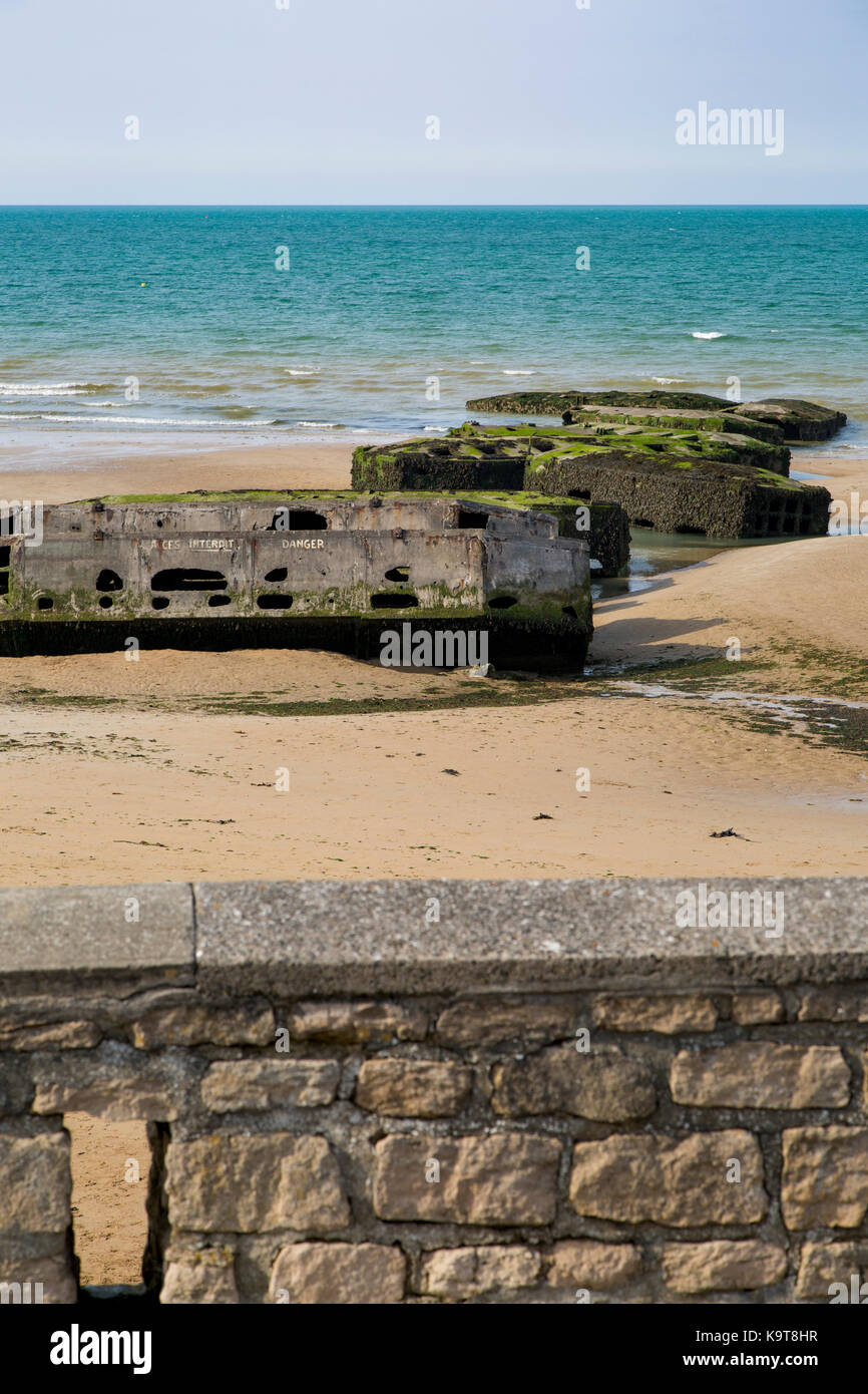 Mulberry Hafen caissons (temp D-Tag Hafen) am Strand von Arromanches-les-Bains, Calvados, Normandie, Frankreich Stockfoto