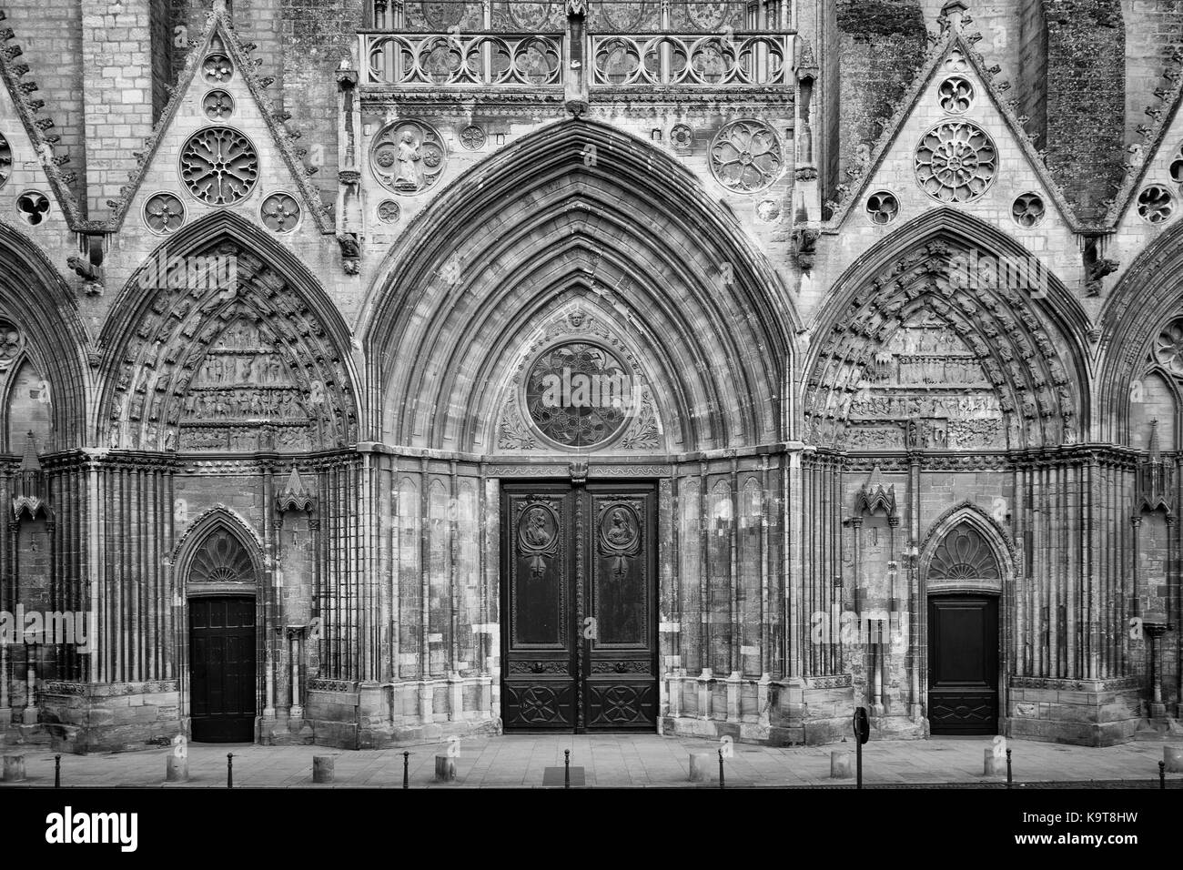 Fassade und Türen zur Kirche Notre-Dame de Bayeux, Bayeux, Normandie Frankreich Stockfoto