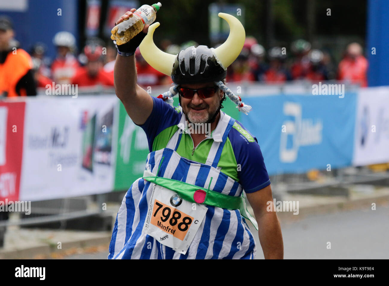 Berlin, Deutschland. September 2017. Über 5,500 Skater nahmen am Inline-Skating-Rennen des BMW Berlin Marathon 2017 Teil, einen Tag vor dem Marathon-Rennen. Bart Swings aus Belgien gewann das Rennen in 58:42 zum fünften Mal in Folge. Quelle: Michael Debets/Pacific Press/Alamy Live News Stockfoto