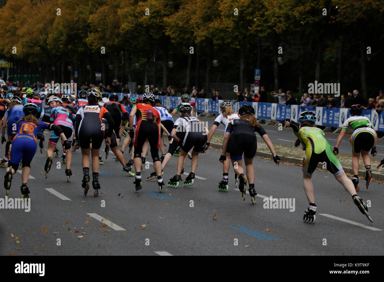 Berlin, Deutschland. September 2017. Die Elite-Skater starten das Rennen. Über 5,500 Skater nahmen am Inline-Skating-Rennen des BMW Berlin Marathon 2017 Teil, einen Tag vor dem Marathon-Rennen. Bart Swings aus Belgien gewann das Rennen in 58:42 zum fünften Mal in Folge. Quelle: Michael Debets/Pacific Press/Alamy Live News Stockfoto