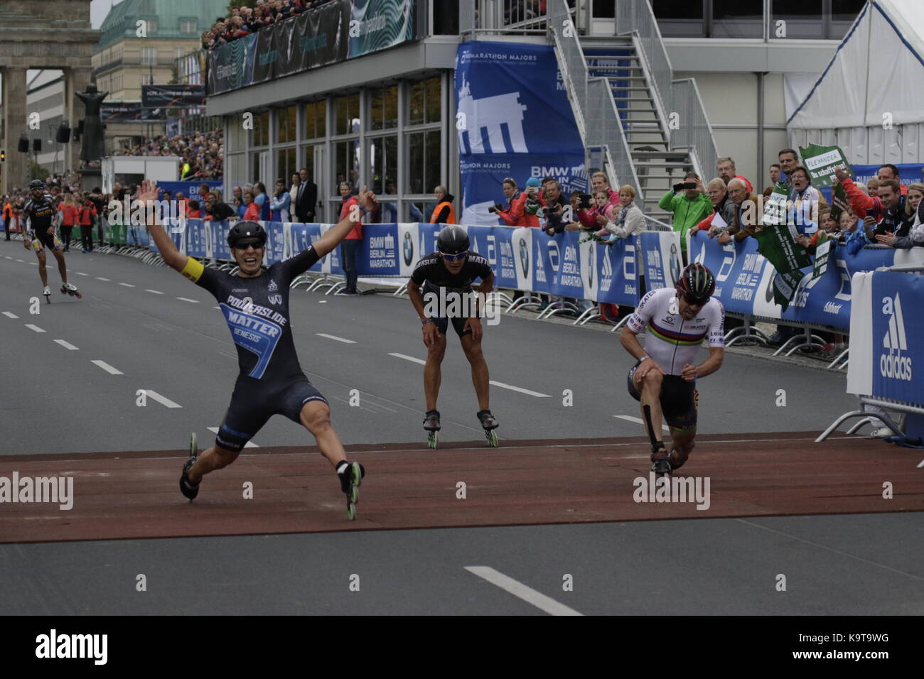 Berlin, Deutschland. September 2017. Skater überqueren die Ziellinie. Über 5,500 Skater nahmen am Inline-Skating-Rennen des BMW Berlin Marathon 2017 Teil, einen Tag vor dem Marathon-Rennen. Bart Swings aus Belgien gewann das Rennen in 58:42 zum fünften Mal in Folge. Quelle: Michael Debets/Pacific Press/Alamy Live News Stockfoto