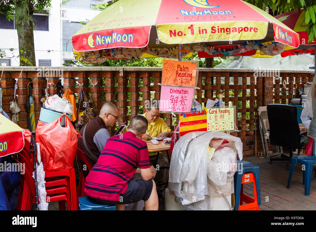 Singapur - 7. SEPTEMBER 2017: eine Wahrsagerin Wahrsagerei für Liebhaber außerhalb des Kwan Im Thong Hood Cho Tempel auf der Waterloo Street in Bugi Stockfoto