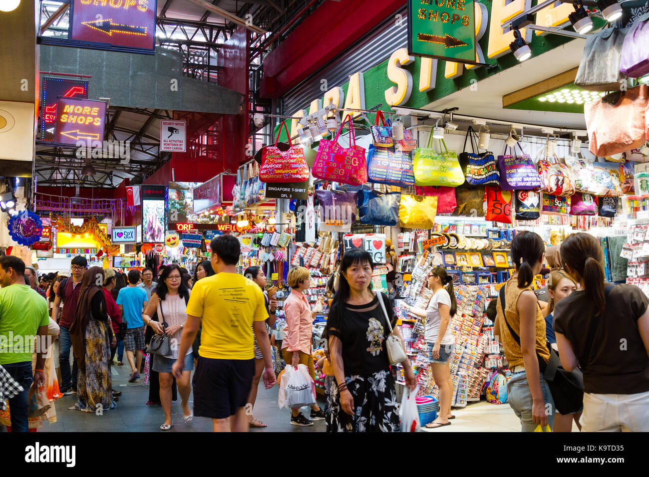 Singapur - September 7, 2017: Käufer an der berühmten Bugis Street Market, ein Schnäppchen für billige Lebensmittel bekannt; Kleidung, Souvenirs, Elektronik, Stockfoto