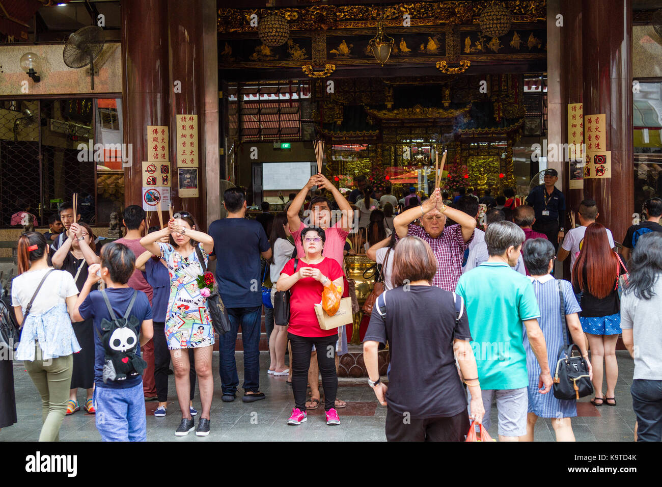 Singapur - September 7, 2017: Anbeter in Scharen zu den historischen Kwan Im Thong Hood Cho Tempel während der Hungry Ghost Festival zu beten. Seit 1884, Stockfoto