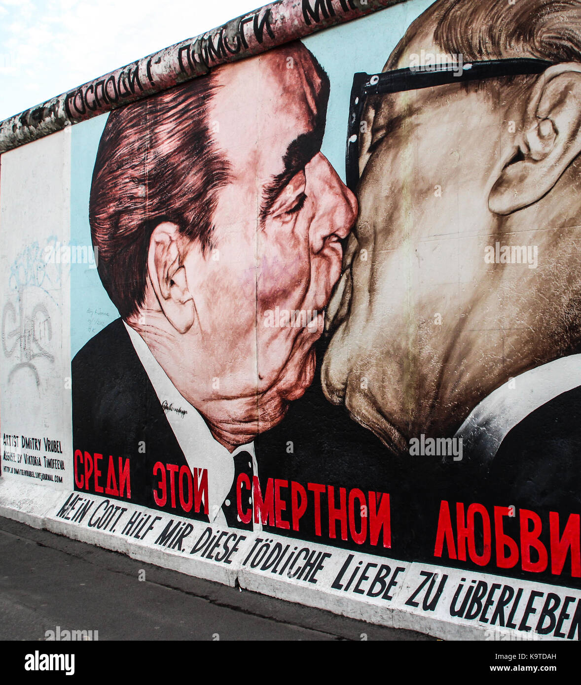 Die berühmten Kuss zwischen Leonid Breschnew und Erich Honecker, auf der Ostseite der Galerie Berliner Mauer gemalt Stockfoto
