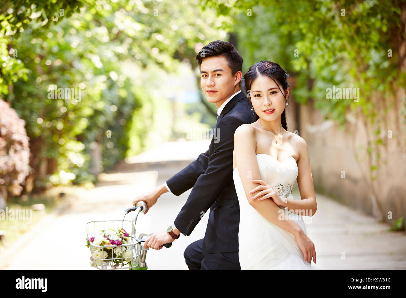 Neu - Mi asiatische Braut und Bräutigam mit einem Fahrrad. Stockfoto