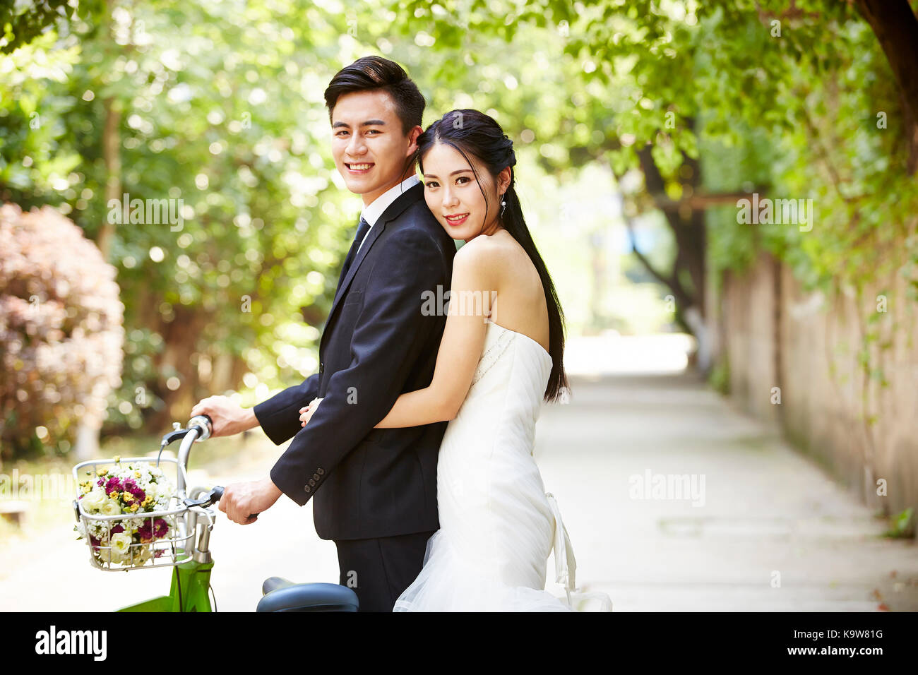 Neu - Mi asiatische Braut und Bräutigam mit einem Fahrrad. Stockfoto