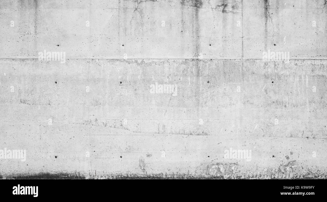 Graue Betonwand mit dunklen feuchten Flecken, frontale Hintergrund Foto Textur Stockfoto