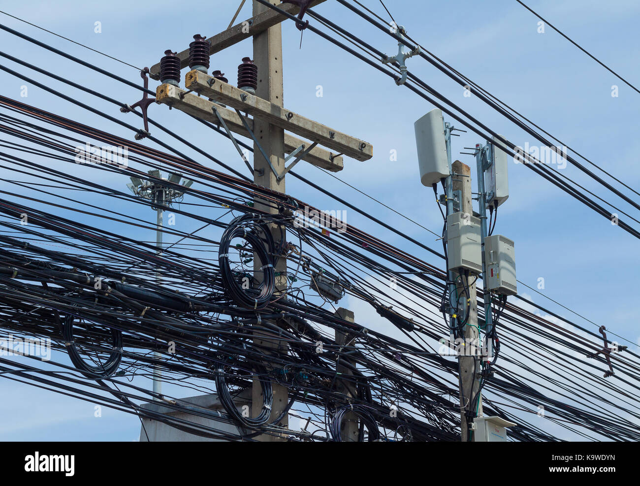 Verwirrt und chaotisch elektrische Leitungen in Bangkok, Thailand Stockfoto