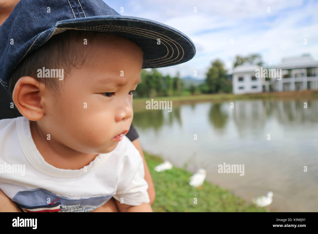 Eine asiatische Junge in der Nähe des Sees Stockfoto