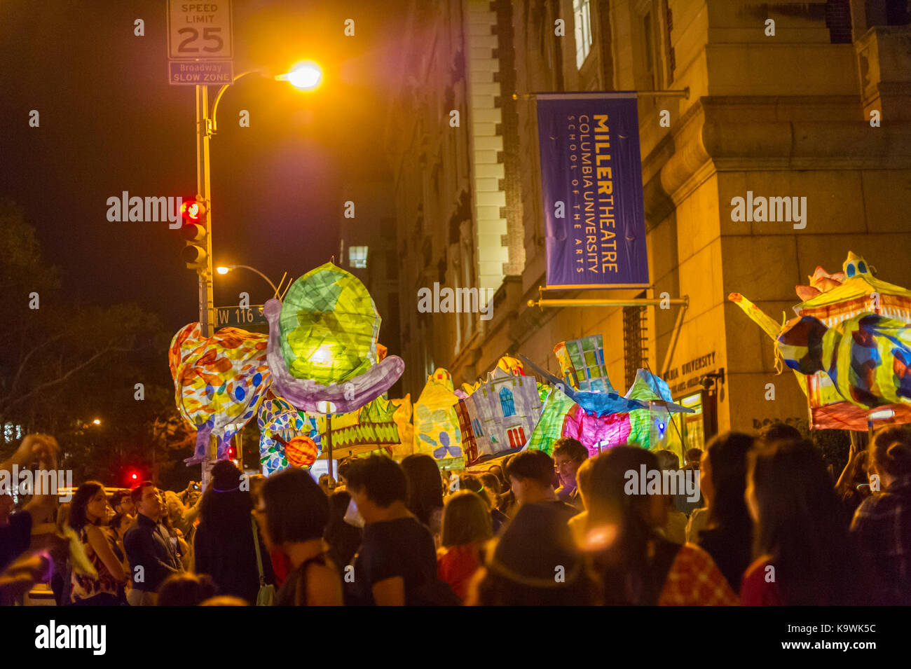 New York, USA. September 2017. Die Anwohner tragen zusammen mit Studenten der Columbia University und der Fakultät Laternen, die während der vergangenen Woche bei der 6. Jährlichen Morningside Lights Prozession am Samstag, 23. September 2017, geschaffen wurden. Die von der Columbia University Arts Initiative und dem Miller Theatre produzierten, mit Papier mâché beleuchteten Laternen erfüllten das Thema der diesjährigen Prozession: 'Secret Gardens', die an die Gärten der Viertel Harlem und Morningside erinnern. Quelle: Richard Levine/Alamy Live News Stockfoto