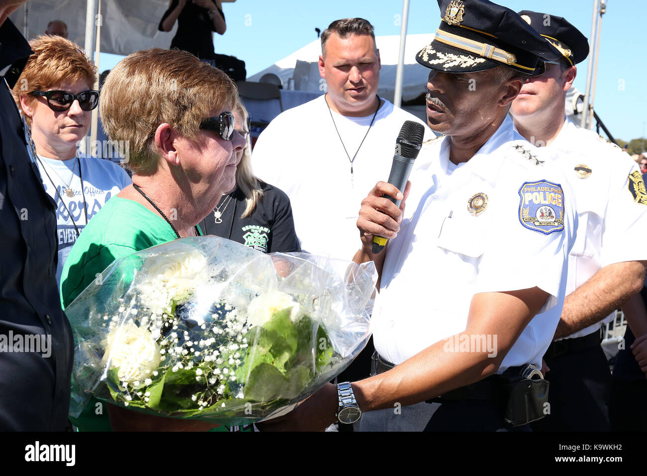 Pjiladelphia, PA, USA. 23 Sep, 2017. Tribut an gefallenen Philadelphia Polizeioffizier Patrick McDonald als Commishoner Richard Ross gibt Blumen zu seiner Mutter, Patsy McDonald auf der 63. jährlichen Philadelphia Held Thrill Show in Philadelphia, Pa am 23. September 2017 Credit: Star Shooter / Medien Punch/Alamy leben Nachrichten Stockfoto