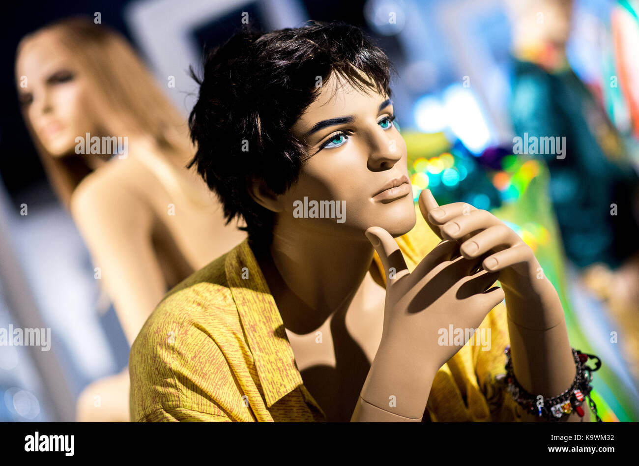 Anders Mannequins mit einer detaillierten Augenpartie und Perücken konzipiert sind auf dem Display im Showroom der Firma Genesis Anzeige in Rehren im Auetal, Deutschland, 04. September 2017. Foto: Hauke-Christian Dittrich/dpa Stockfoto