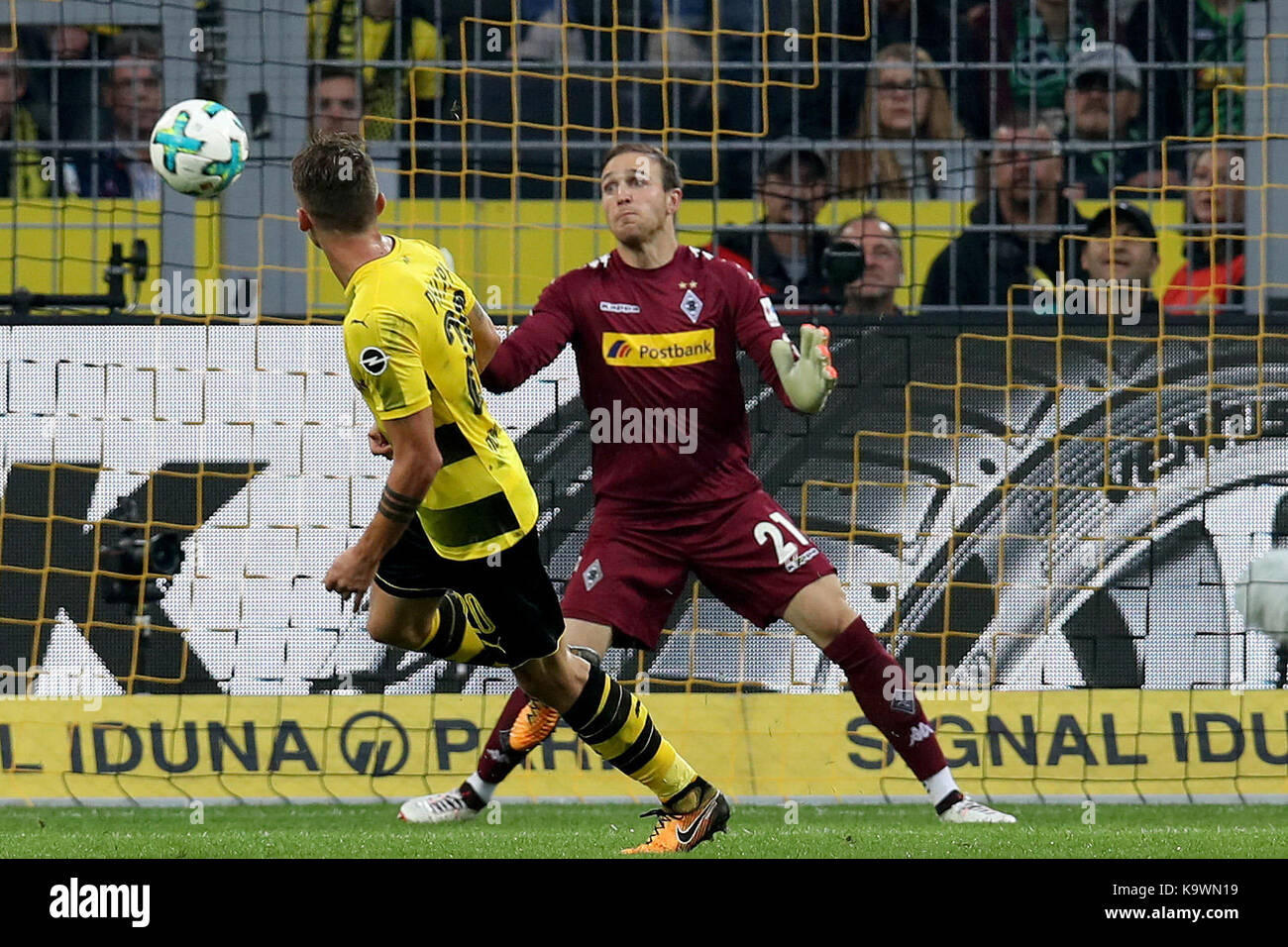 Dortmund, Deutschland. 23 Sep, 2017. Maximilian Philipp (L) von Borussia Dortmund Kerben während dem Bundesligaspiel zwischen Borussia Dortmund und Borussia Mönchengladbach am Signal Iduna Park, Dortmund, Deutschland, an Sept. 23, 2017. Dortmund gewann das Match mit 6-1. Quelle: Joachim Bywaletz/Xinhua/Alamy leben Nachrichten Stockfoto