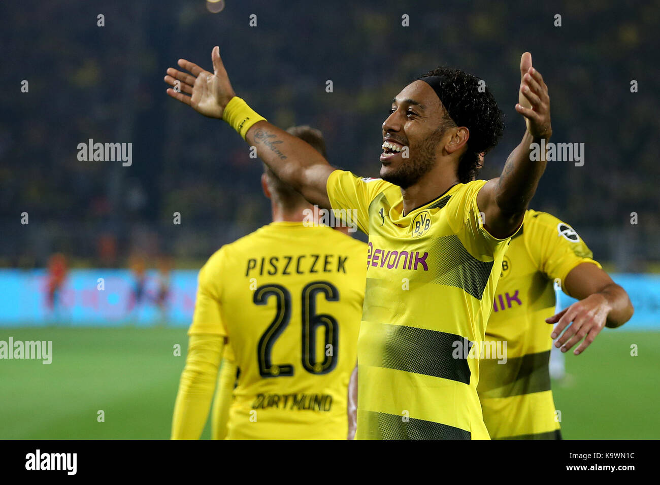 Dortmund, Deutschland. 23 Sep, 2017. Pierre-Emerick Aubameyang von Borussia Dortmund feiert nach zählen während dem Bundesligaspiel zwischen Borussia Dortmund und Borussia Mönchengladbach am Signal Iduna Park, Dortmund, Deutschland, an Sept. 23, 2017. Dortmund gewann das Match mit 6-1. Quelle: Joachim Bywaletz/Xinhua/Alamy leben Nachrichten Stockfoto