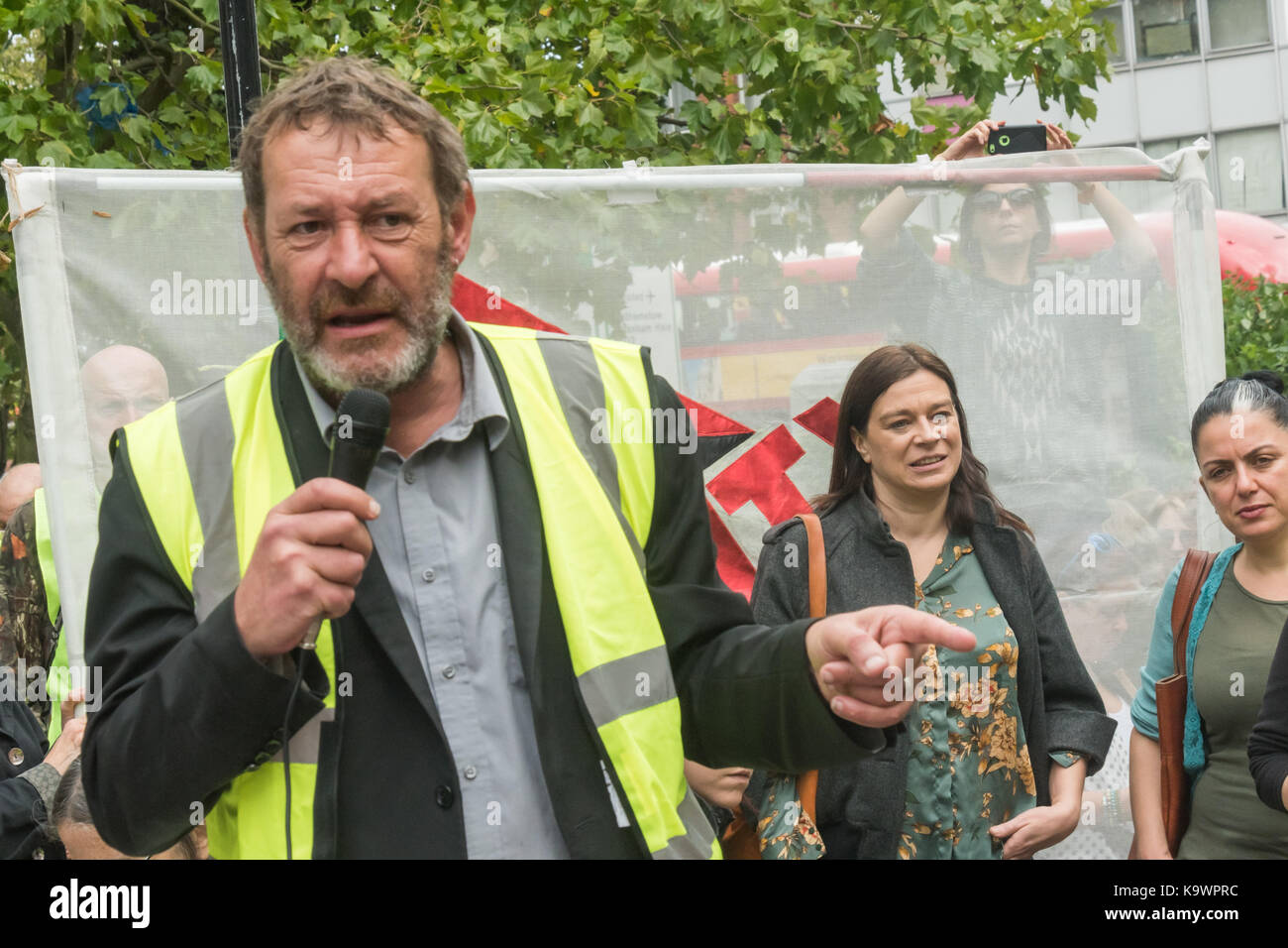 London, Großbritannien. September 2017. London, Großbritannien. September 2017. Einer der Redner der Organisationsgruppe StopHDV spricht bei der Kundgebung vor dem hundertmarschs in Nord-London von Tottenham nach Finsbury Park gegen das sogenannte Haringey Development Vehicle, unter dem Haringey Council eine riesige Übertragung von gemeinderähwohnungen an den australischen multinationalen Lendlease macht. Dies wird zur bevorstehenden Zerstörung von über 1,300 gemeinderäumen auf dem Northumberland Park-Anwesen führen, gefolgt von einem ähnlichen Verlust von Sozialwohnungen im gesamten Bezirk. Mit Â£2 Milliarden ist sein das größte Giveaw Stockfoto