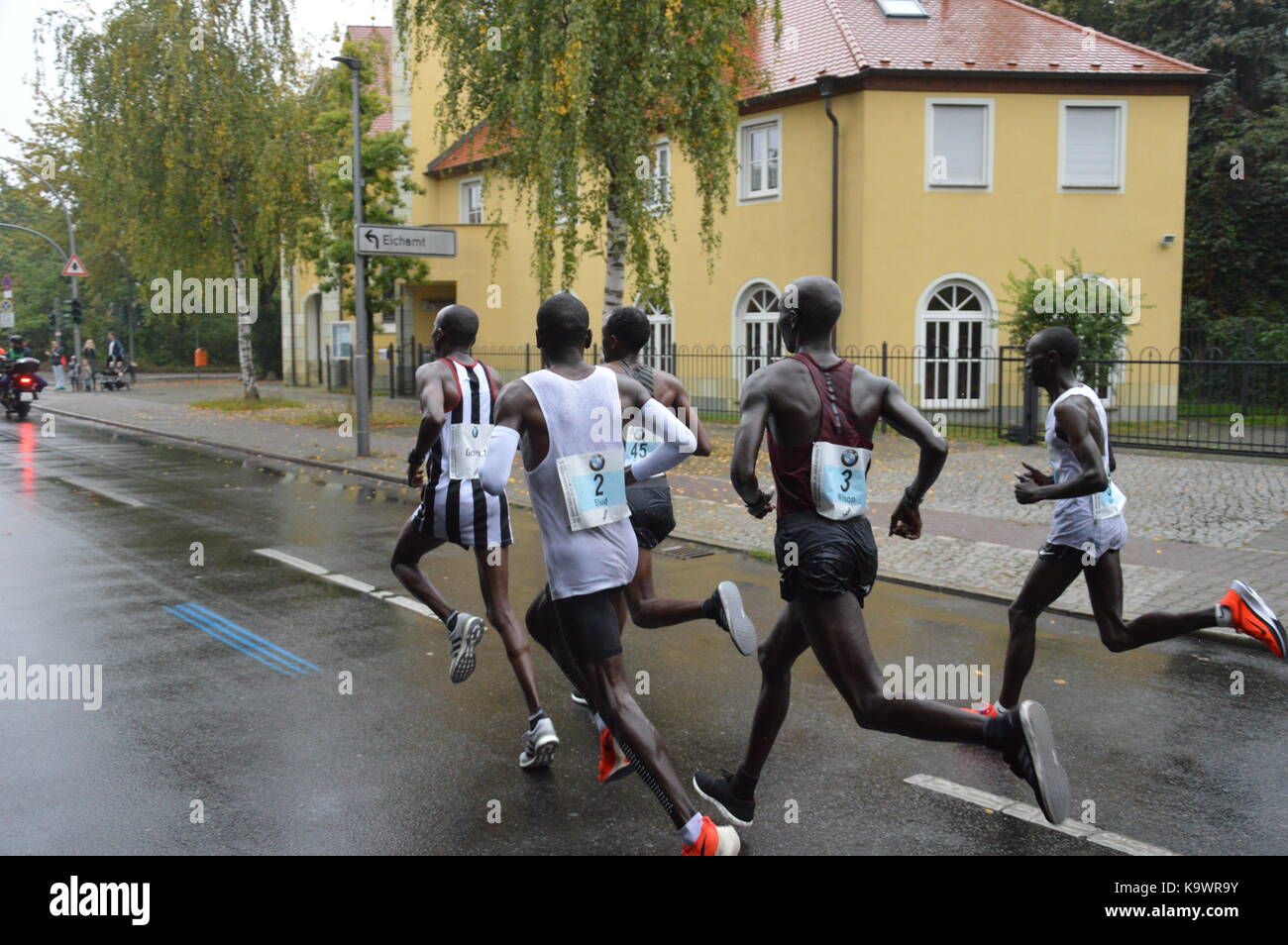 Berlin, Deutschland. 24. September, 2017. Eliud Kipchoge gewinnt die 44 Berlin Marathon Credit: Markku Rainer Peltonen/Alamy leben Nachrichten Stockfoto