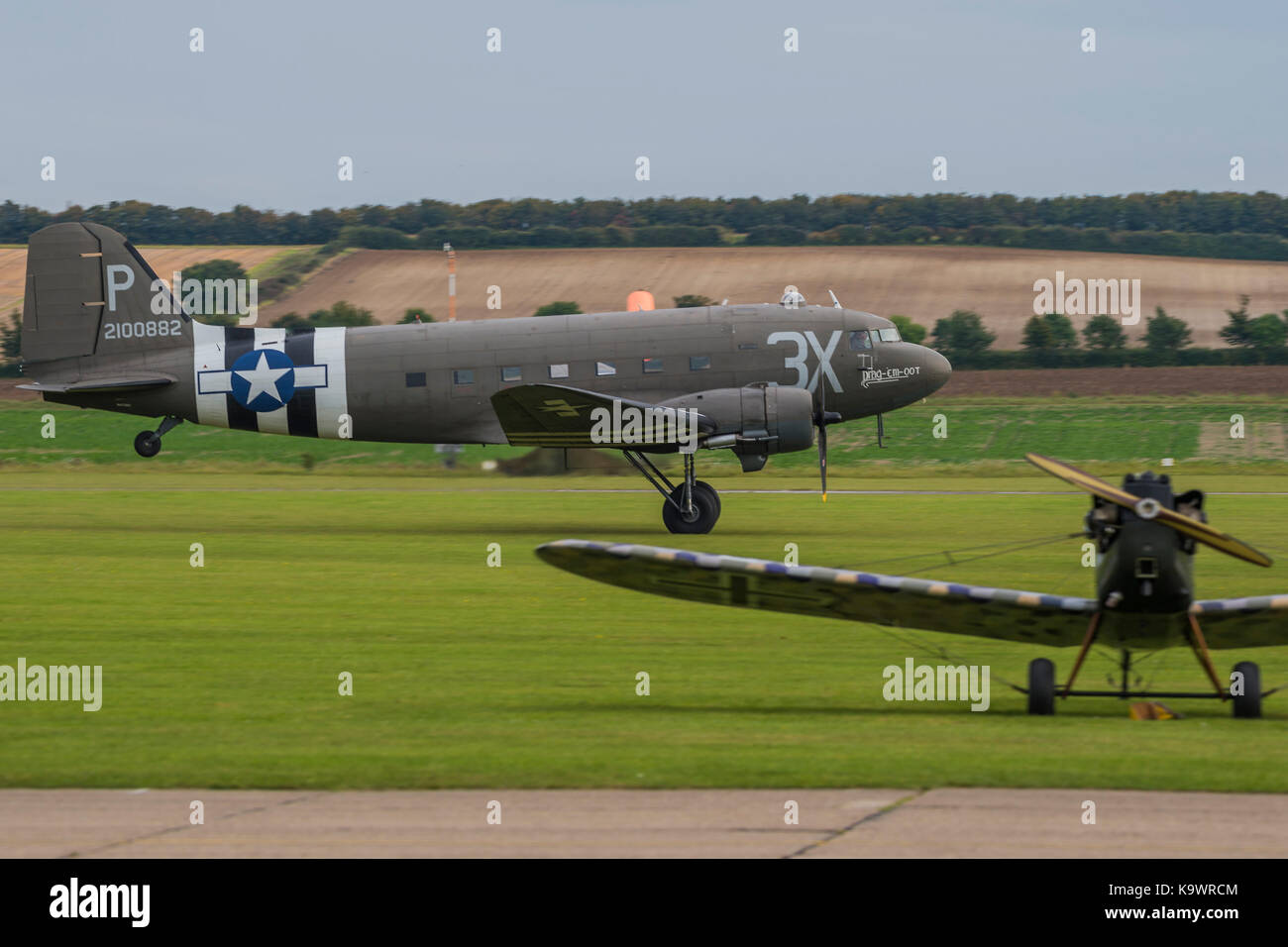 Duxford, England. 23. September, 2017. Douglas C 47 Skytrain hebt ab - Duxford die Schlacht um England Air Show statt, während das Imperial War Museum (IWM) Duxford Hundertjahrfeier. Der duxford Prinzip Rolle als Zweiten Weltkrieg fighter Station in der Schlacht von Großbritannien Air Show um mehr als 40 historische Flugzeuge in den Himmel gefeiert wird. Credit: Guy Bell/Alamy leben Nachrichten Stockfoto