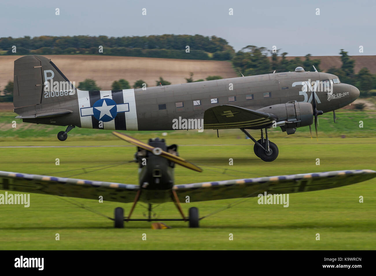 Duxford, England. 23. September, 2017. Douglas C 47 Skytrain hebt ab - Duxford die Schlacht um England Air Show statt, während das Imperial War Museum (IWM) Duxford Hundertjahrfeier. Der duxford Prinzip Rolle als Zweiten Weltkrieg fighter Station in der Schlacht von Großbritannien Air Show um mehr als 40 historische Flugzeuge in den Himmel gefeiert wird. Credit: Guy Bell/Alamy leben Nachrichten Stockfoto