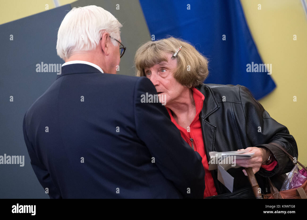 Berlin, Deutschland. 24 Sep, 2017. Deutsche Präsident Frank-Walter Steinmeier wird durch eine ältere Frau im Wahllokal angefahren, nachdem seine Stimme für die Bundestagswahl 2017 in Berlin, Deutschland, 24. September 2017 Casting. Quelle: Bernd von Jutrczenka/dpa/Alamy leben Nachrichten Stockfoto