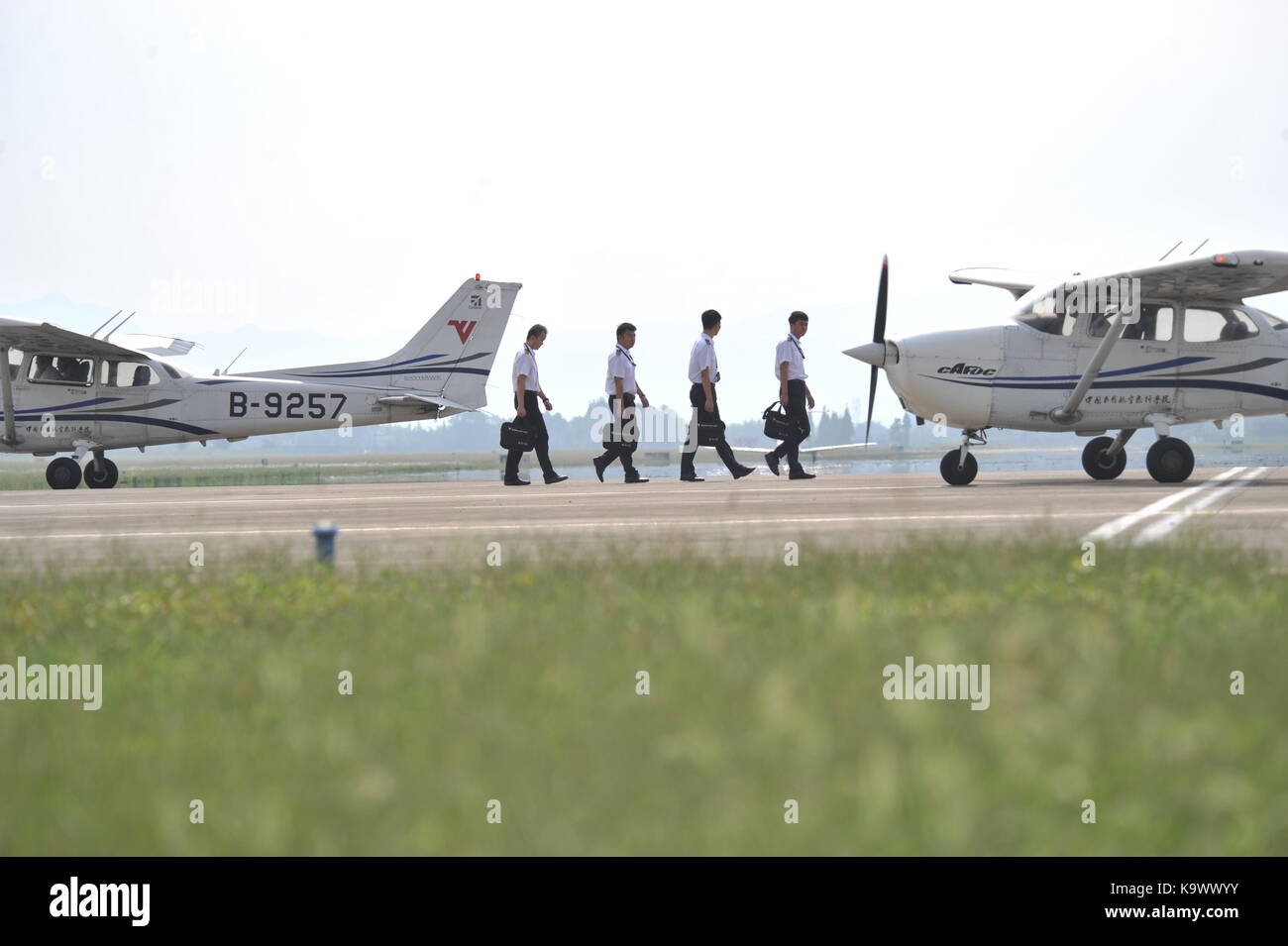 (170924) - GUANGHAN, Sept. 24, 2017 (Xinhua) - kadetten bereiten Sie sich für einen Flug am Flughafen Guanghan der Zivilluftfahrt Flug Universität von China in Guanghan, Südwesten Chinas Provinz Sichuan, Sept. 21, 2017. Eine qualifizierte Zivilluftfahrt zu Pilot werden, ist keine einfache Aufgabe. Nachdem sie durch 130 Punkte der körperlichen Untersuchung, Kadetten muss über 50 Theorie Kurse abgeschlossen und mindestens fünf Lizenzen wie private und gewerbliche Pilotenlizenzen in der Schule bekommen. Nur wenn Sie ankommen bei 255 Stunden Flight Training und durch eine starre Bewertung, können Sie schließlich Absolvent. Auch r Stockfoto