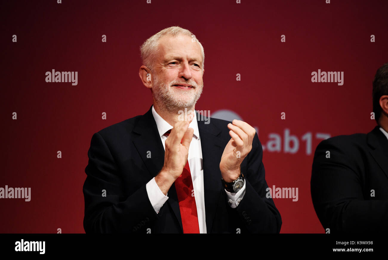 Brighton, UK. 24 Sep, 2017. Führer der Labour Party Jeremy Corbyn am Eröffnungstag der Konferenz der Labour Party in Brighton Centre. Die Konferenz wird fortgesetzt, bis der Höhepunkt am Mittwoch, als Jeremy Corbyn liefert seine Führer Rede: Simon Dack/Alamy leben Nachrichten Stockfoto