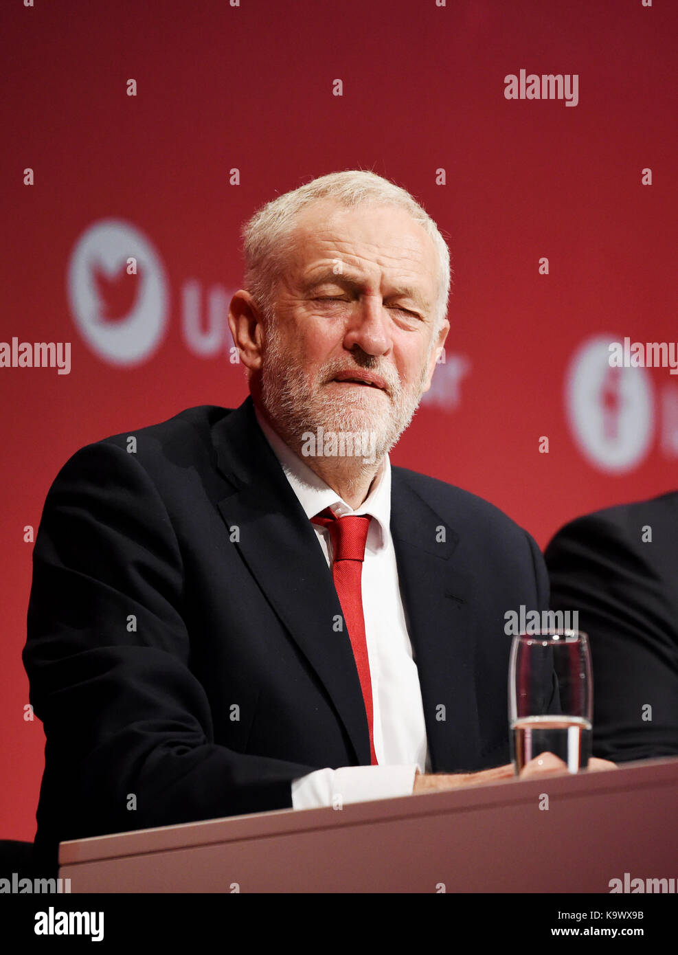 Brighton, UK. 24 Sep, 2017. Führer der Labour Party Jeremy Corbyn am Eröffnungstag der Konferenz der Labour Party in Brighton Centre. Die Konferenz wird fortgesetzt, bis der Höhepunkt am Mittwoch, als Jeremy Corbyn liefert seine Führer Rede: Simon Dack/Alamy leben Nachrichten Stockfoto