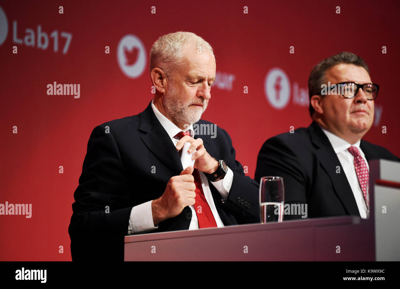 Brighton, UK. 24 Sep, 2017. Führer der Labour Party Jeremy Corbyn am Eröffnungstag der Konferenz der Labour Party in Brighton Centre. Die Konferenz wird fortgesetzt, bis der Höhepunkt am Mittwoch, als Jeremy Corbyn liefert seine Führer Rede: Simon Dack/Alamy leben Nachrichten Stockfoto