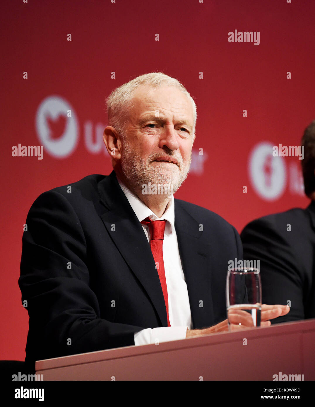 Brighton, UK. 24 Sep, 2017. Führer der Labour Party Jeremy Corbyn am Eröffnungstag der Konferenz der Labour Party in Brighton Centre. Die Konferenz wird fortgesetzt, bis der Höhepunkt am Mittwoch, als Jeremy Corbyn liefert seine Führer Rede: Simon Dack/Alamy leben Nachrichten Stockfoto