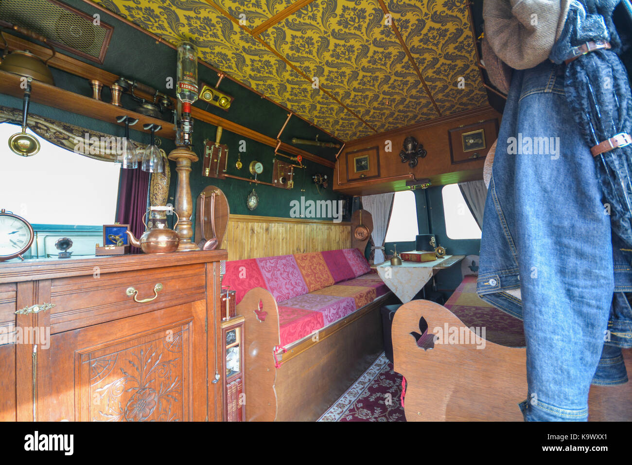 Treen, Cornwall, UK. 24. September 2017. Stolze Besitzer zeigen Ihre VW PKW und Wohnmobile an Treen. Unter ihnen eine Verfügbar für Hochzeitspaare zu mieten. Foto: Simon Maycock/Alamy leben Nachrichten Stockfoto