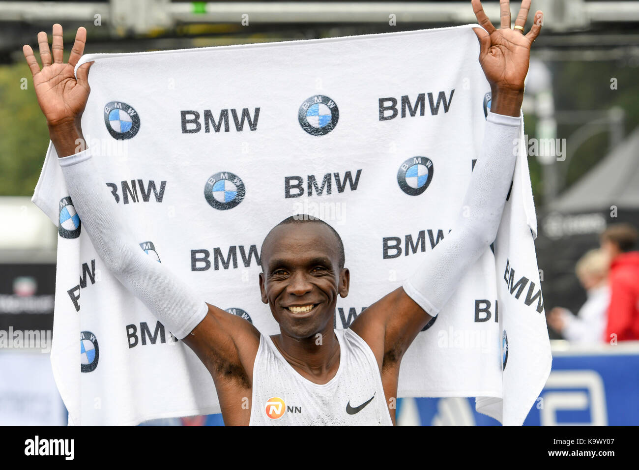 Berlin, Deutschland. 24. September, 2017. 2017 Berlin Marathon Sieger Eliud Kipchoge (Kenia) mit einer Zeit von 2:03:32 Credit: Paul Velasco/Alamy leben Nachrichten Stockfoto