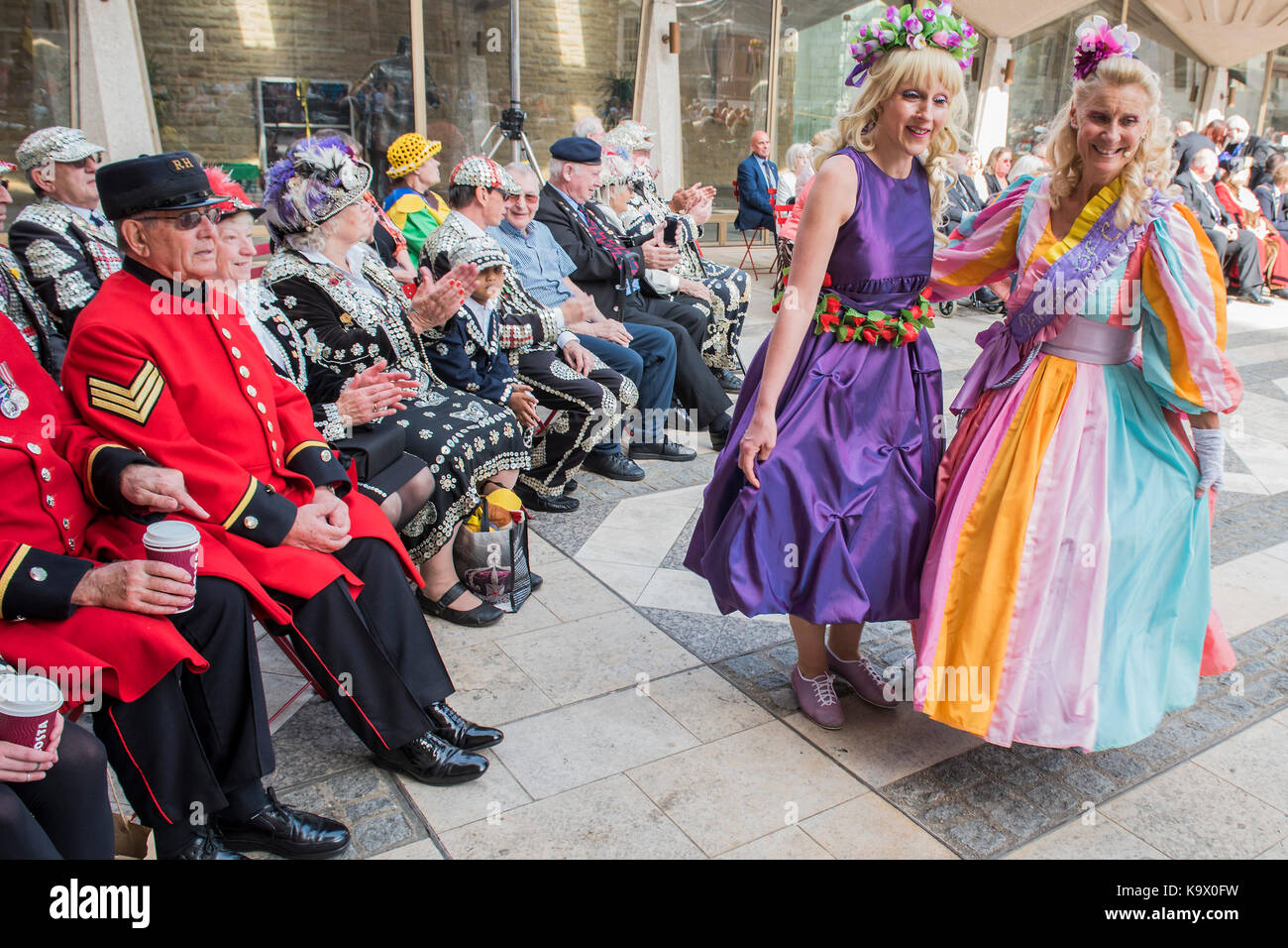 London, Großbritannien. 24. September, 2017. Miss Maibaum und Miss Frühling - das jährliche Erntedankfest durch den Perligen Gesellschaft organisiert beginnt mit einer Zeremonie in Guild Hall Innenhof und verarbeitet dann zu beugen, Kirche in der City von London. Perlige Könige und Königinnen von London kommen zusammen für das größte Ereignis in den Perligen Kalender. London 24. Sep 2017. Credit: Guy Bell/Alamy leben Nachrichten Stockfoto
