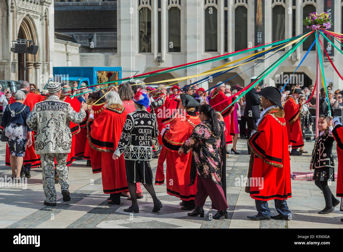 London, Großbritannien. 24. September, 2017. Miss Maibaum und Miss Frühling der Tanz für die Bürgermeister und Könige und Königinnen - Die jährliche Ernte Festival durch den Perligen Gesellschaft organisiert beginnt mit einer Zeremonie in Guild Hall Innenhof organisieren und dann Prozesse zu beugen, Kirche in der City von London. Perlige Könige und Königinnen von London kommen zusammen für das größte Ereignis in den Perligen Kalender. London 24. Sep 2017. Credit: Guy Bell/Alamy leben Nachrichten Stockfoto
