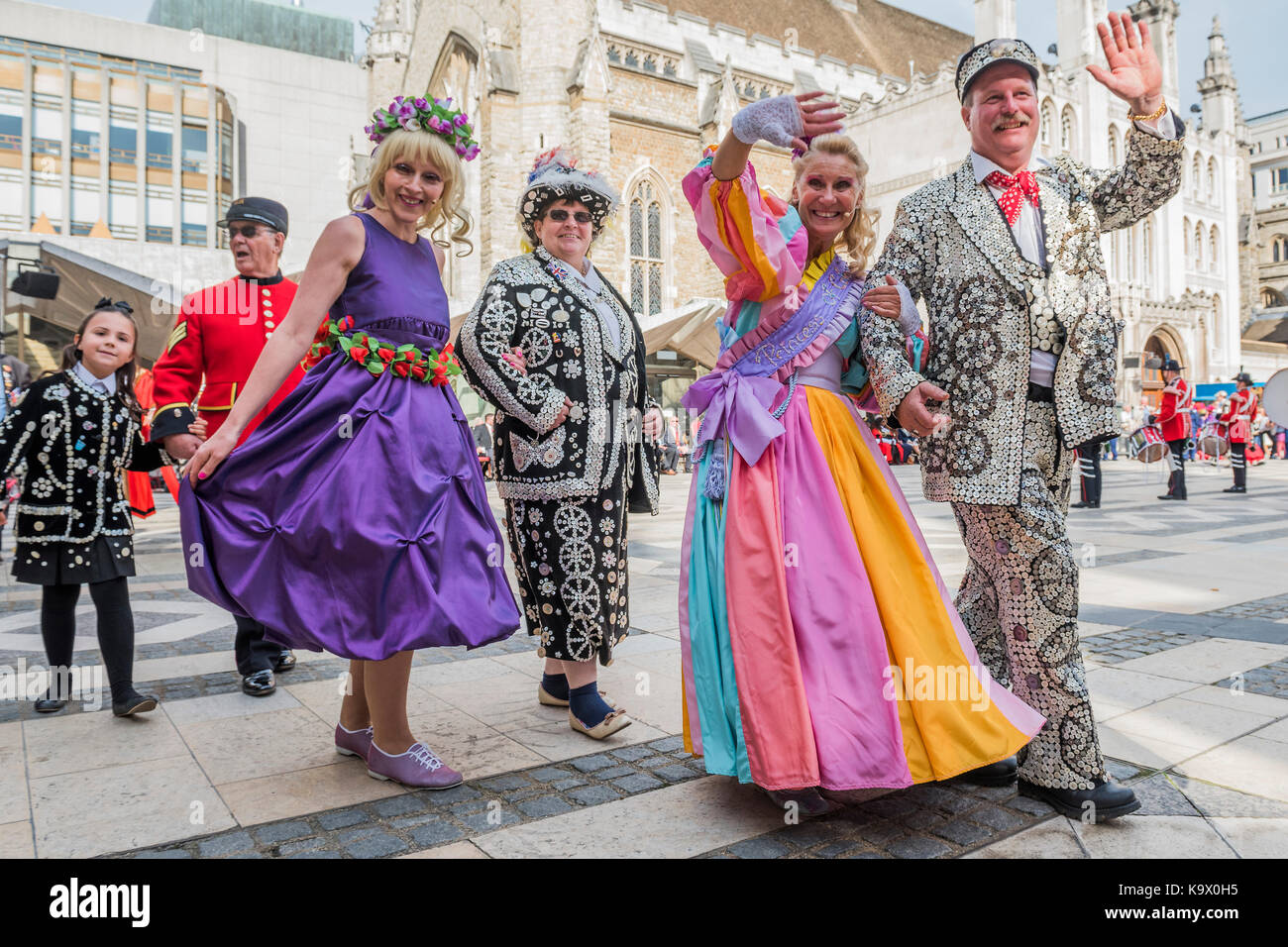 London, Großbritannien. 24. September, 2017. Miss Maibaum und Miss spring Parade mit der Könige und Königinnen - Die jährliche Ernte Festival durch den Perligen Gesellschaft organisiert beginnt mit einer Zeremonie in Guild Hall Innenhof und verarbeitet dann zu beugen, Kirche in der City von London. Perlige Könige und Königinnen von London kommen zusammen für das größte Ereignis in den Perligen Kalender. London 24. Sep 2017. Credit: Guy Bell/Alamy leben Nachrichten Stockfoto
