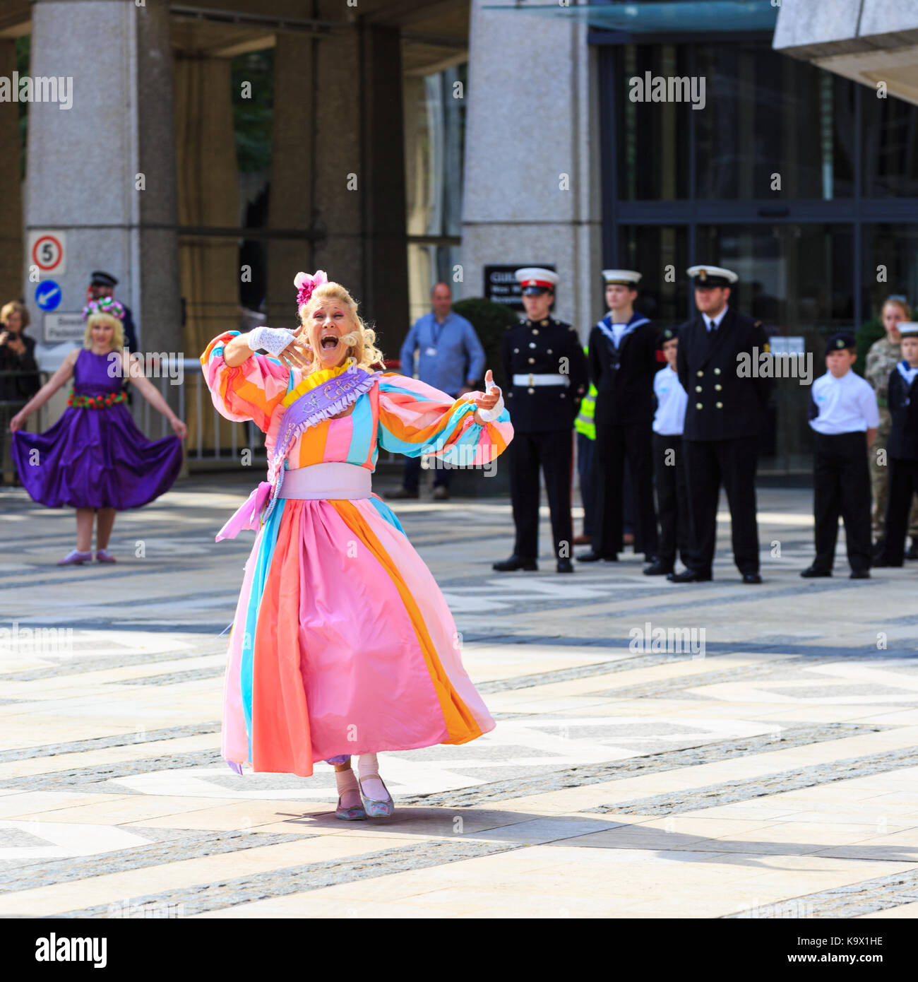 Stadt London, 24. September 2017. Donna Maria, 'Miss Maibaum", eine lange Zeit Teilnehmer, Tanz um den Maibaum. Die jährlichen Pearly Könige und Königinnen Harvest Festival in der Guildhall Yard in der Londoner City, feiern die Bounty der Herbst Ernte mit traditioneller Unterhaltung. Morris tanzen, Maibaum tanzen, Marching Bands und bunten Zeichen bei der traditionellen Veranstaltung Stockfoto