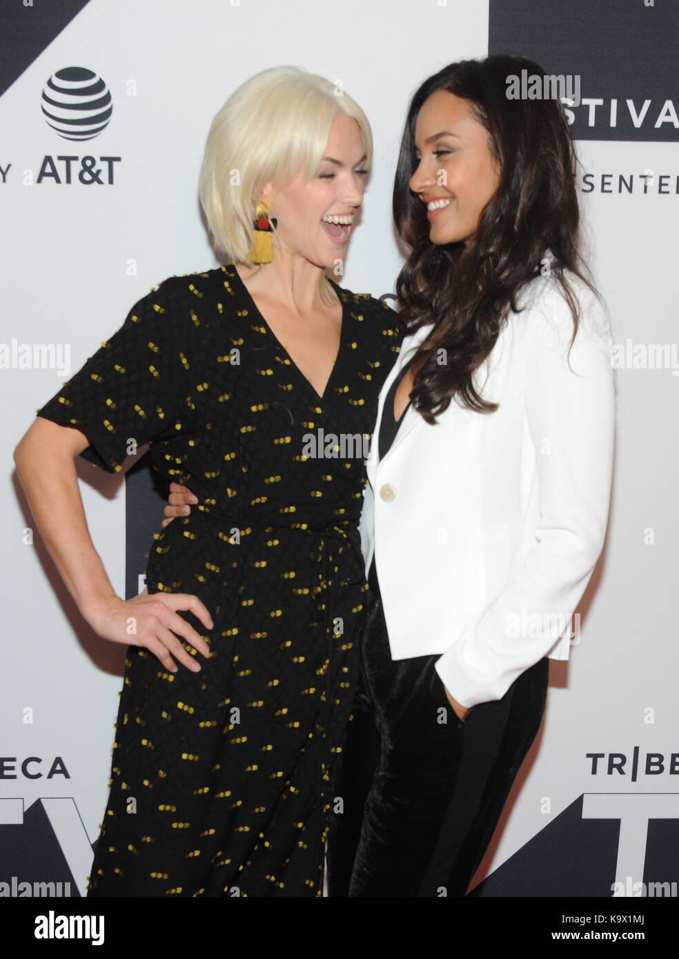 New York, NY, USA. 23 Sep, 2017. Erin Richards und Jessica Lucas von "Gotham" teilnehmen "Gotham" besondere Sneak Peek im Tribeca TV Festival am 23. September 2017 in New York City. Quelle: John Palmer/Medien Punch/Alamy leben Nachrichten Stockfoto