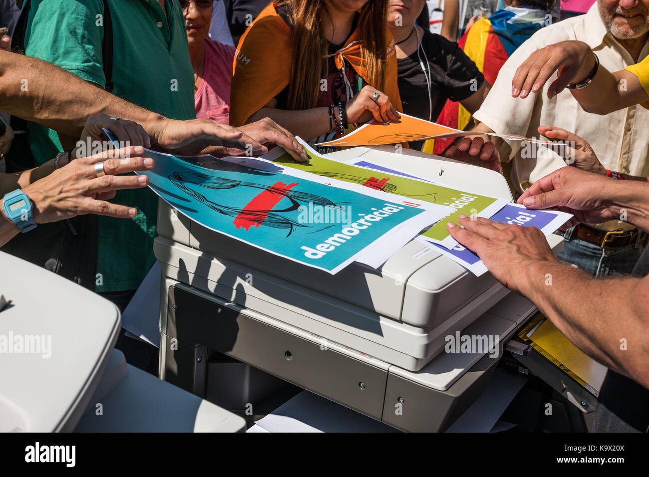 Pro referendum Teilnehmer gesehen sammeln Poster vom Drucker, indem Sie die souveränen Einheit "Òmnium Kulturelle "pro Referendum Poster zu erleichtern. Pro Unabhängigkeit sovereigntists haben ein Marathon für Demokratie, in dem die Stimmzettel, die in der Volksabstimmung am 1. Oktober eingereicht werden, zur Abstimmung aufgerufen. Pro Unabhängigkeit Poster haben auch übergeben worden ist. Am 24. September 2017 in Barcelona, Spanien. Stockfoto