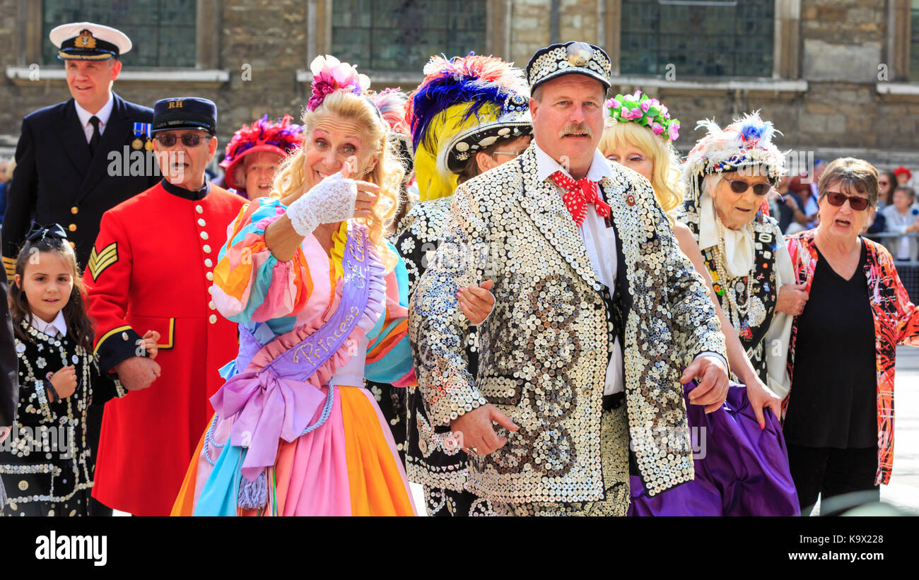 Stadt London, 24. September 2017. Donna Maria, wie 'Miss Maibaum", und Perligen König. Die jährlichen Pearly Könige und Königinnen Harvest Festival in der Guildhall Yard in der Londoner City, feiern die Bounty der Herbst Ernte mit traditioneller Unterhaltung. Morris tanzen, Maibaum tanzen, Marching Bands und bunten Zeichen bei der traditionellen Veranstaltung Stockfoto