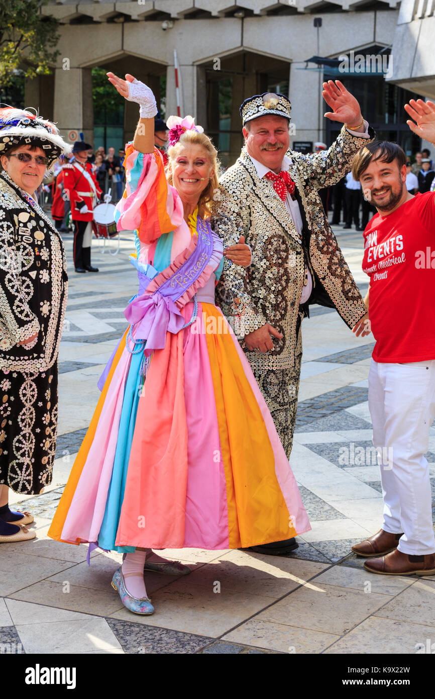 Stadt London, 24. September 2017. Donna Maria als 'Miss Maibaum", und Perligen König. Die jährlichen Pearly Könige und Königinnen Harvest Festival in der Guildhall Yard in der Londoner City, feiern die Bounty der Herbst Ernte mit traditioneller Unterhaltung. Morris tanzen, Maibaum tanzen, Marching Bands und bunten Zeichen bei der traditionellen Veranstaltung Stockfoto