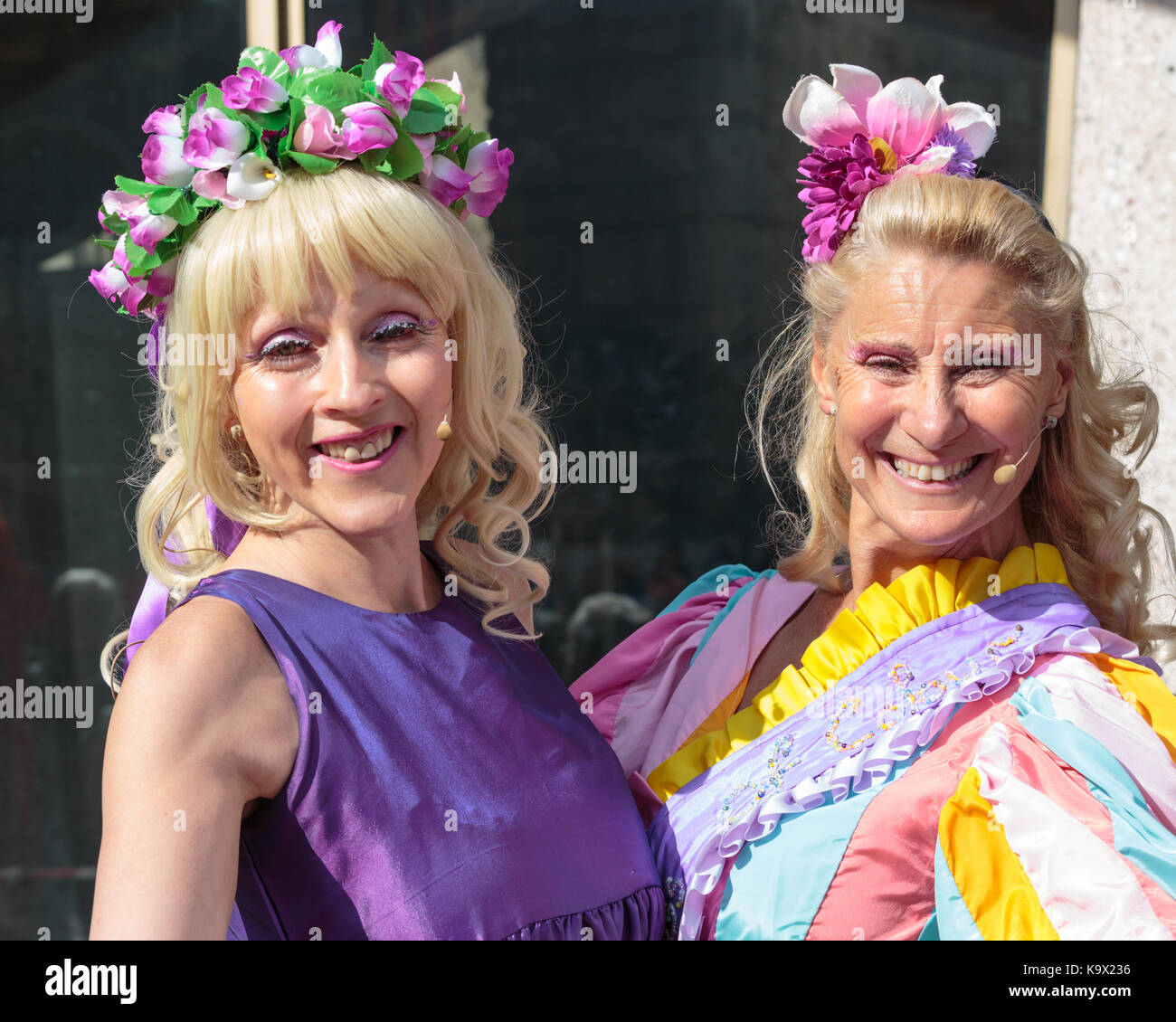 Stadt London, 24. September 2017. Donna Maria, eine langfristige Unterstützer und Performer, mit einem anderen Schauspieler, als 'Miss' aus dem Maibaum Maibaum spektakulär. Die jährlichen Pearly Könige und Königinnen Harvest Festival in der Guildhall Yard in der Londoner City, feiern die Bounty der Herbst Ernte mit traditioneller Unterhaltung. Morris tanzen, Maibaum tanzen, Marching Bands und bunten Zeichen bei der traditionellen Veranstaltung Stockfoto
