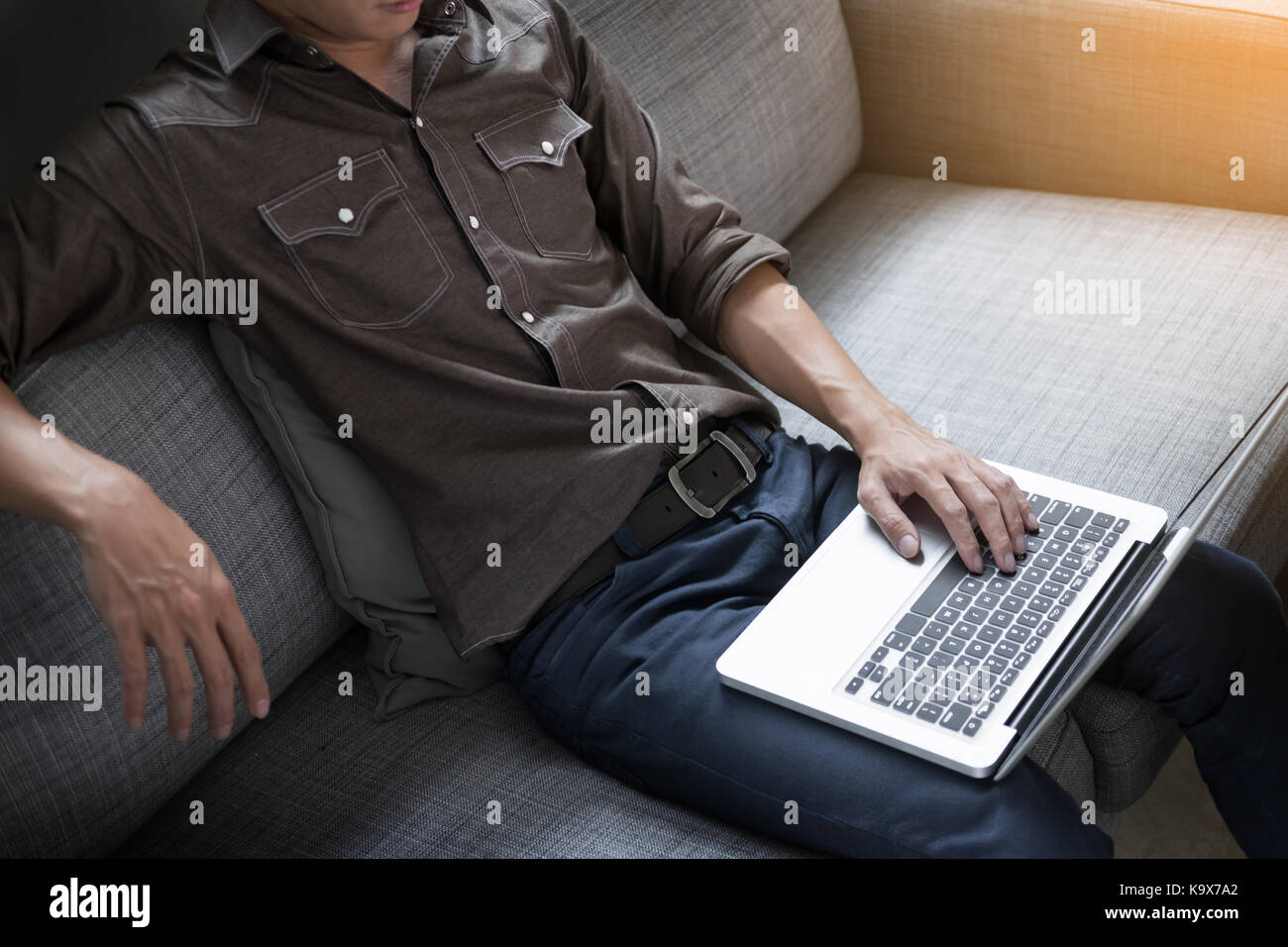 Unternehmer Arbeitet Auf Dem Sofa Zu Hause Arbeit Auf Der Suche