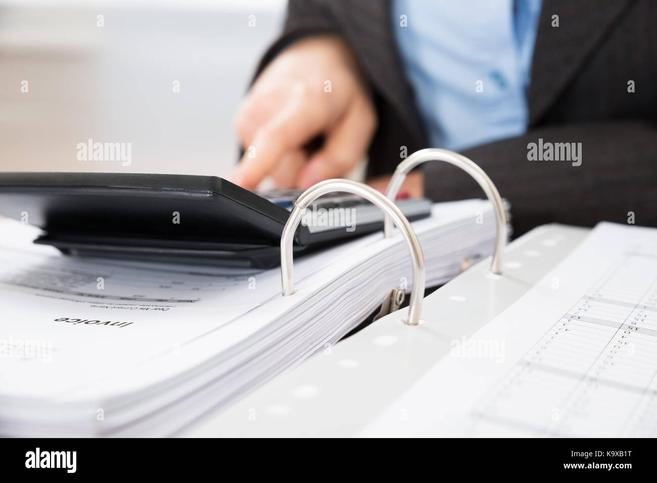 Nahaufnahme der Geschäftsmann, der Berechnung der Steuer im Büro Stockfoto