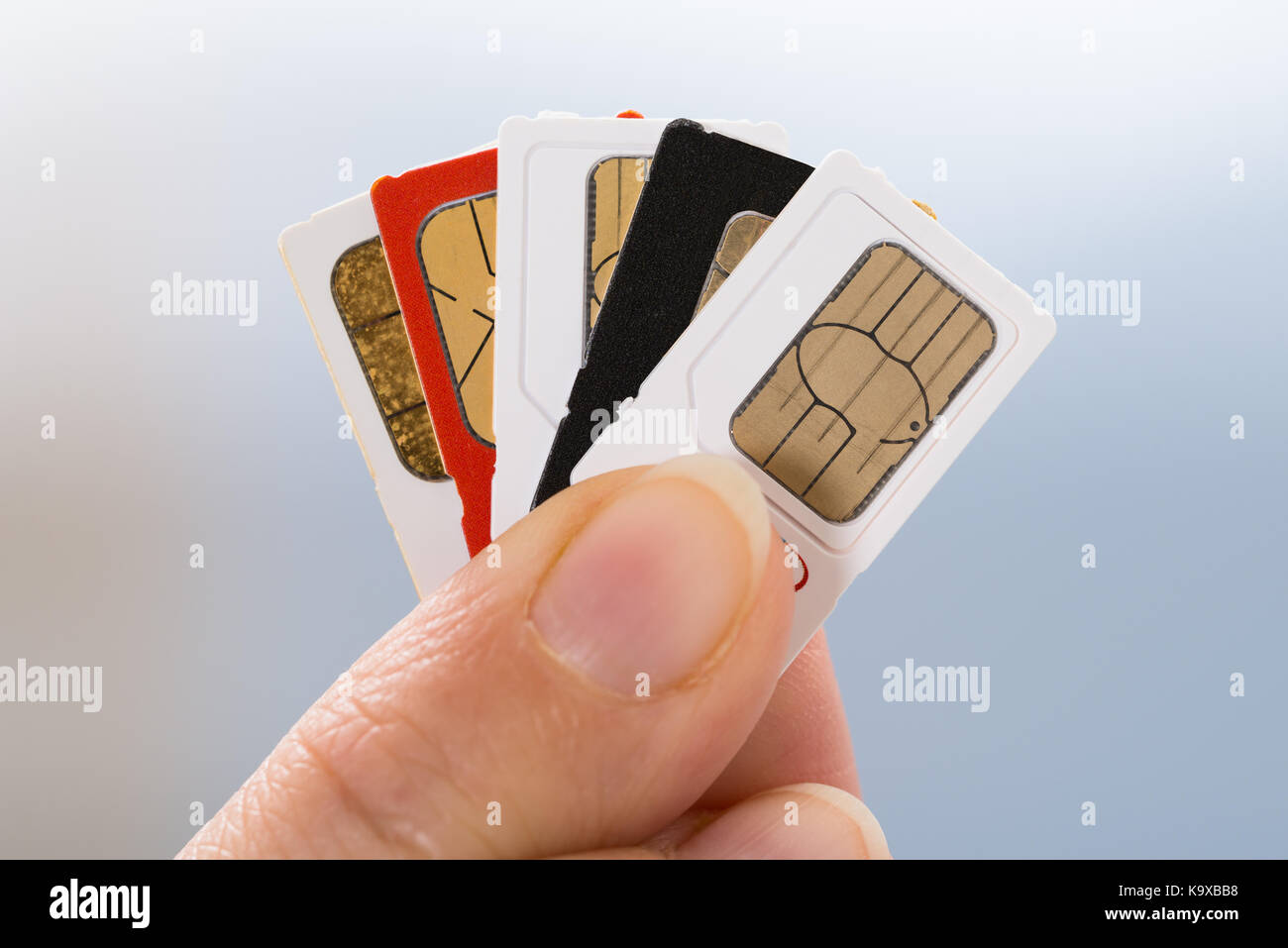 Nahaufnahme der Person Hand vier Telefon-SIM-Karten Stockfoto