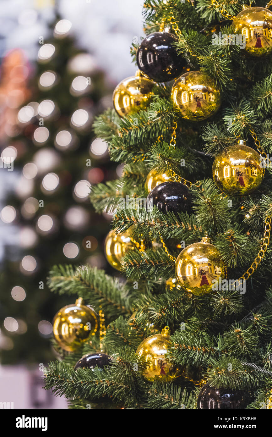 Dekoration Weihnachtsbaum mit viel Gold und schwarze Kugeln Stockfotografie