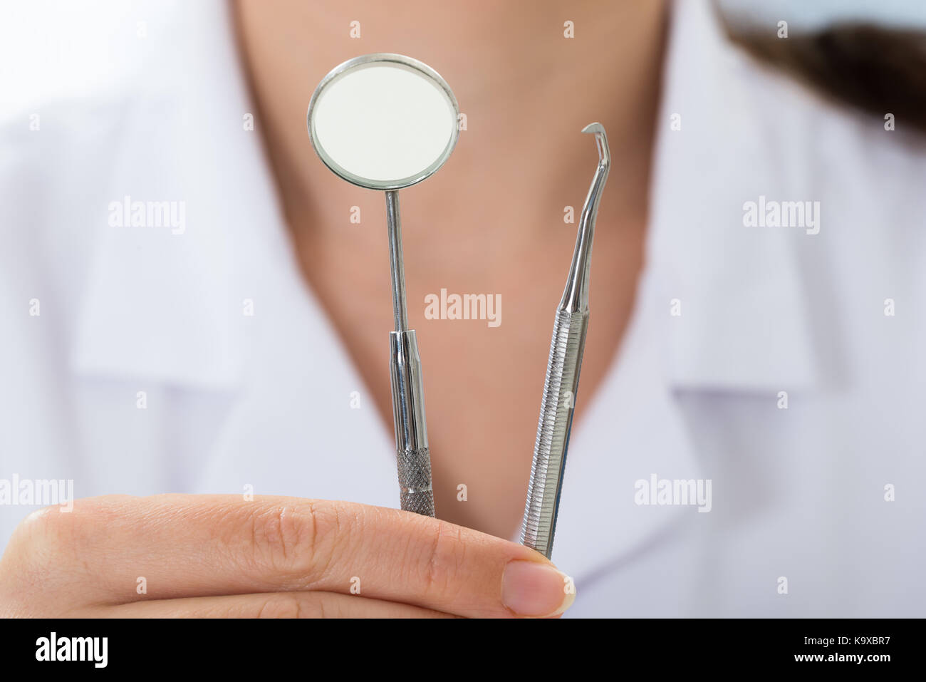 Nahaufnahme der Arzt Zahnarzt Werkzeug in der Hand halten Stockfoto
