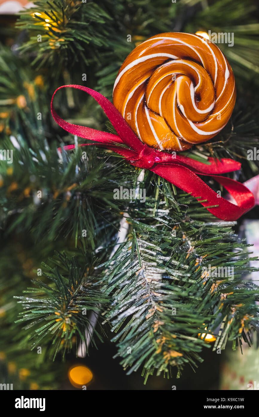 Ungewöhnliche Ideen für die Dekoration Weihnachtsbaum mit Süßigkeiten Stockfoto
