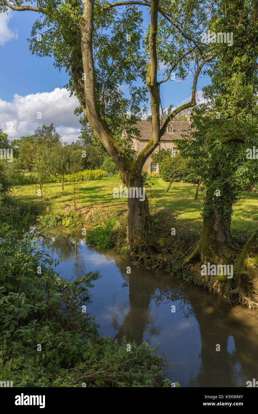 Fluss Windrush in der Nähe von Little Barrington, Gloucestershire Stockfoto